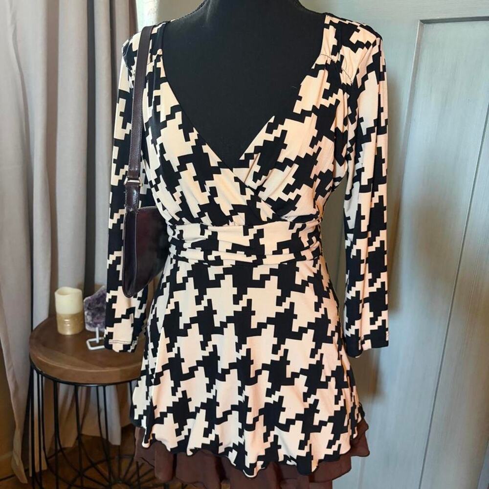 Black cream houndstooth wrap top